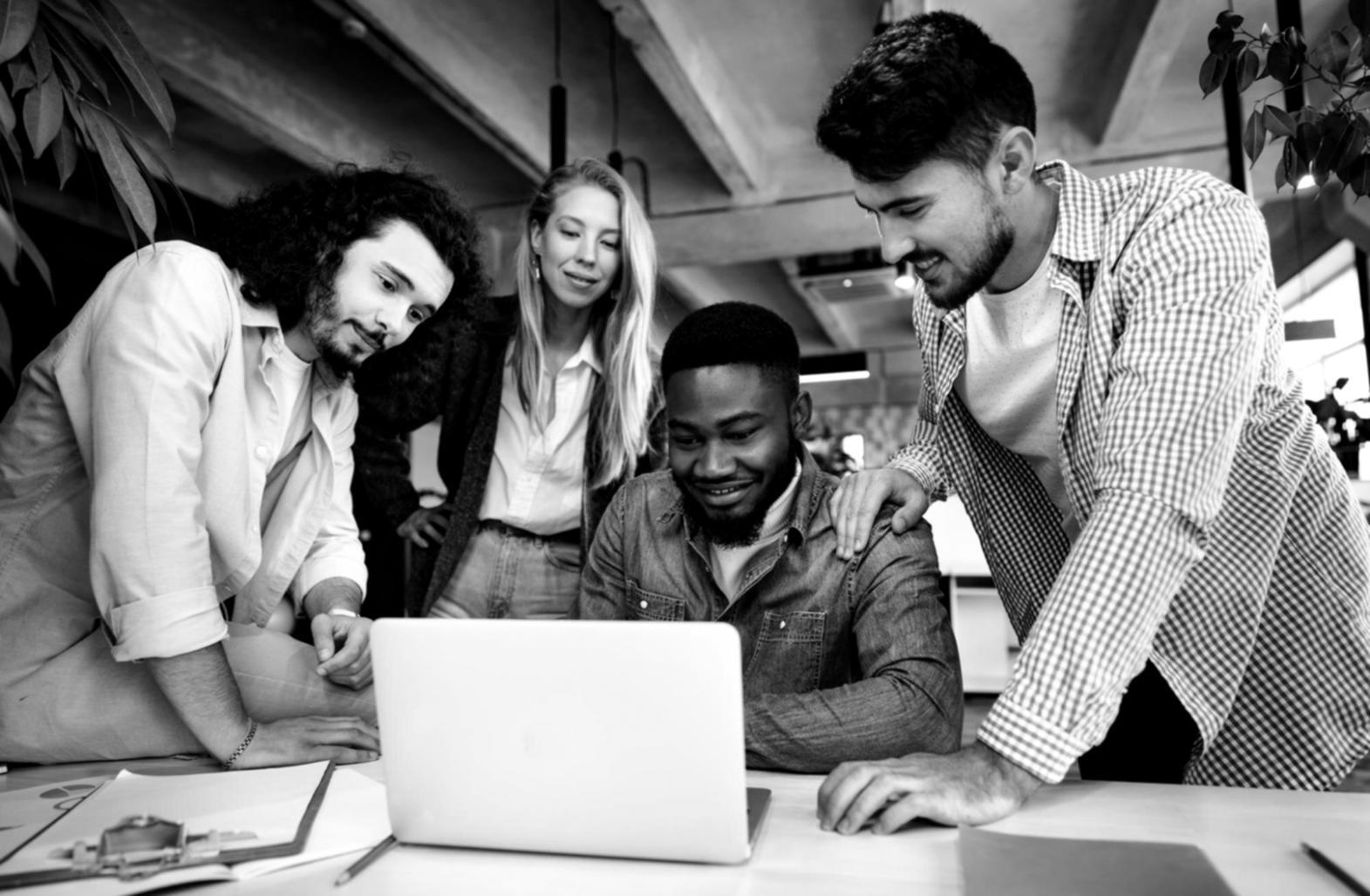 Bureau moderne avec équipe travaillant sur la gestion budgétaire